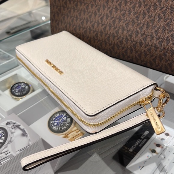 MICHAEL KORS LARGE TRAVEL CONTINENTAL WRISTLET WALLET OPTIC WHITE COLOR - Picture 13 of 16